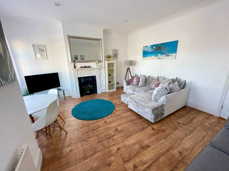 Communal lounge/ TV room, TV and multimedia, Living room, Seating area, Dining area