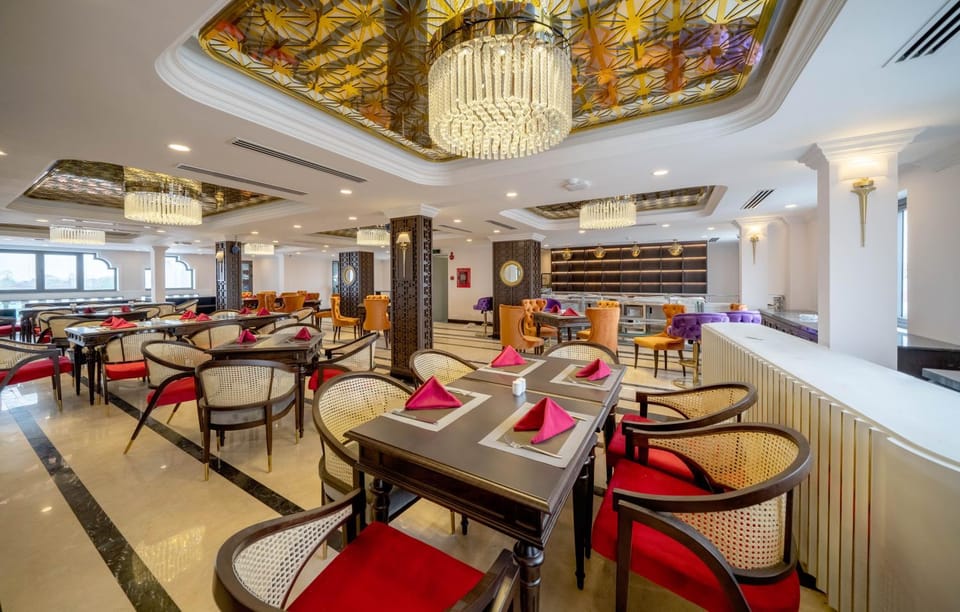 Restaurant/places to eat, Banquet/Function facilities, Seating area