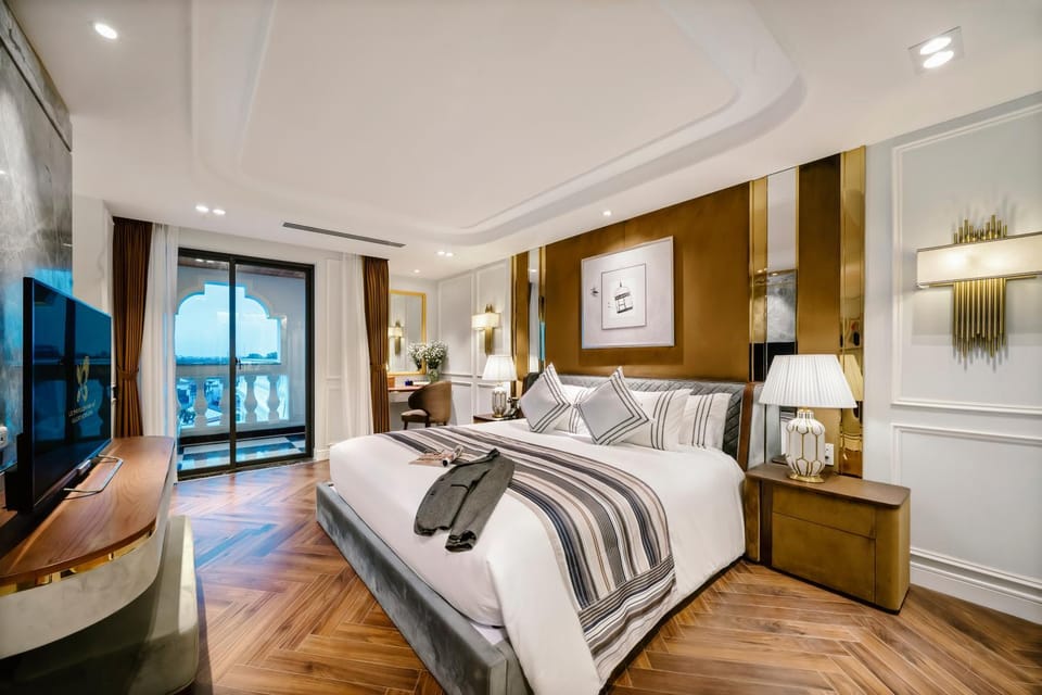 Bed, TV and multimedia, Balcony/Terrace, Living room, Photo of the whole room, Seating area, Bedroom, Pool view