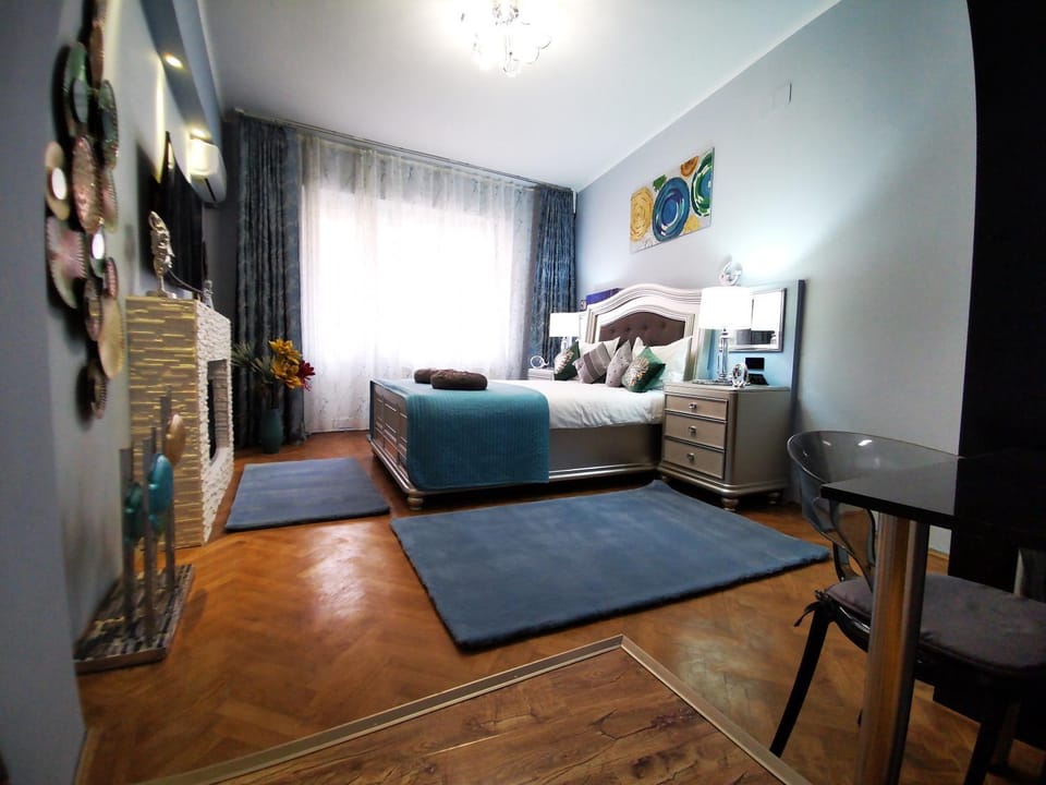 Bed, Photo of the whole room, Decorative detail, Seating area