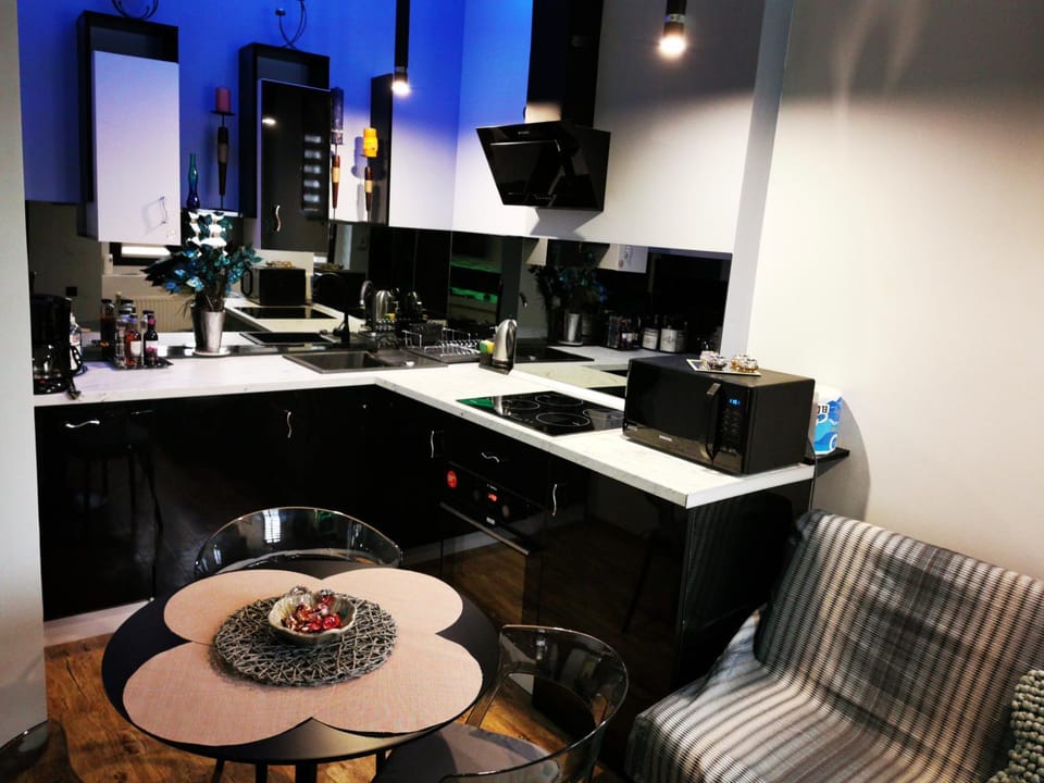 Coffee/tea facilities, Kitchen or kitchenette, Dining area