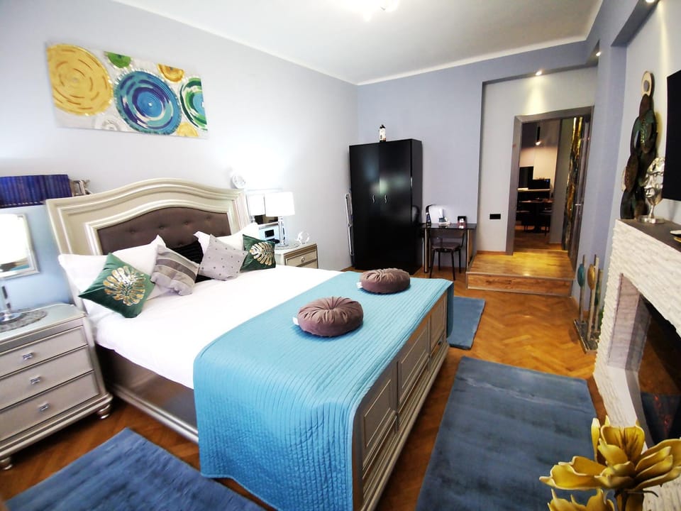 Bed, Photo of the whole room, Decorative detail, Bedroom