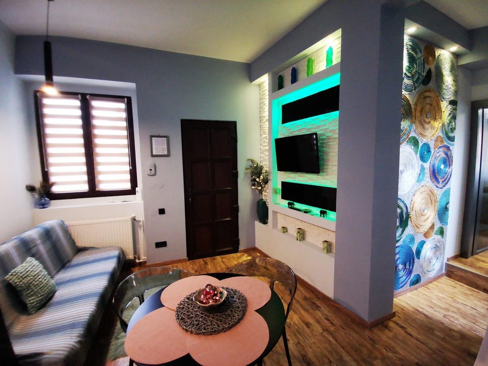 Kitchen or kitchenette, Photo of the whole room, Decorative detail, Dining area