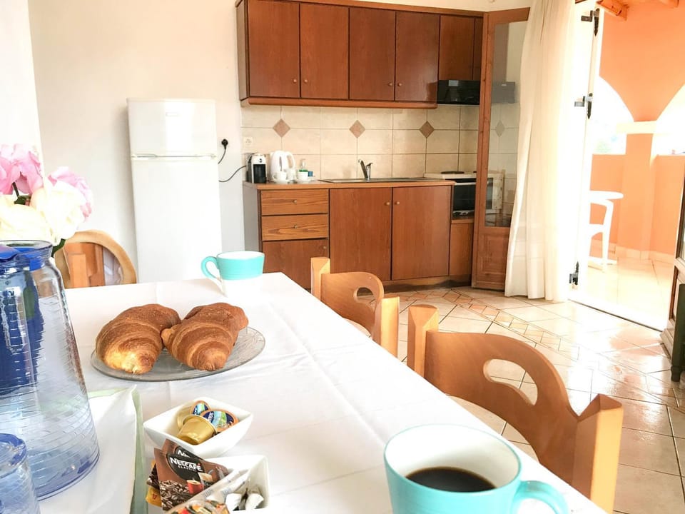 Kitchen or kitchenette, Living room, Seating area, Dining area