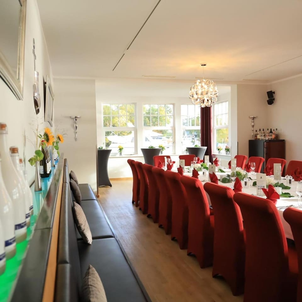 Restaurant/places to eat, Banquet/Function facilities