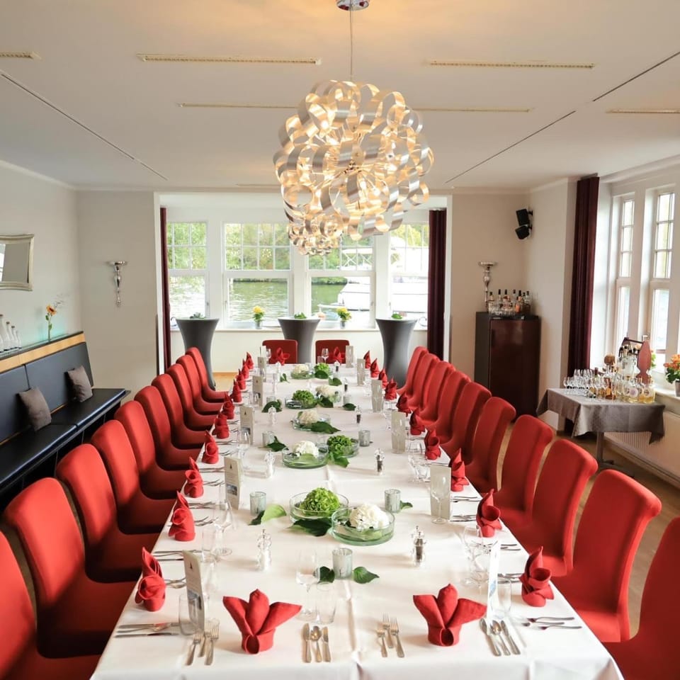 Restaurant/places to eat, Banquet/Function facilities