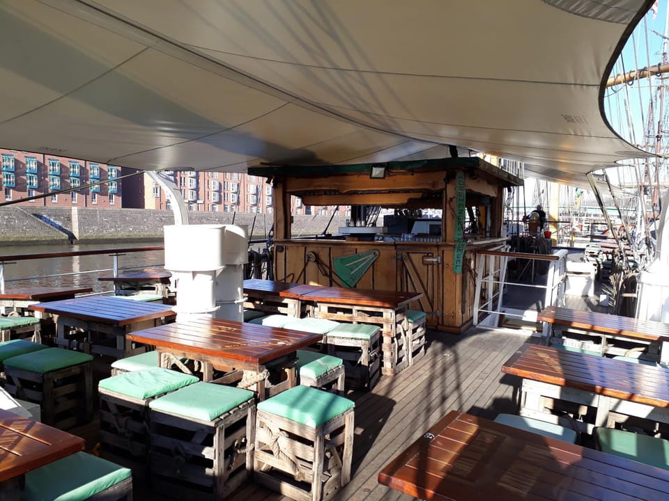 Restaurant/places to eat, River view