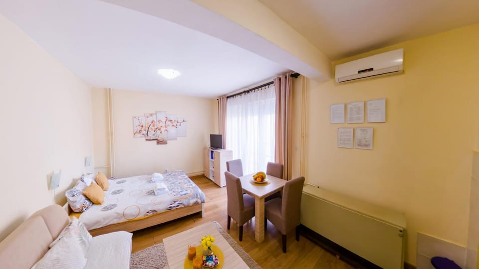 Bed, Seating area, Dining area