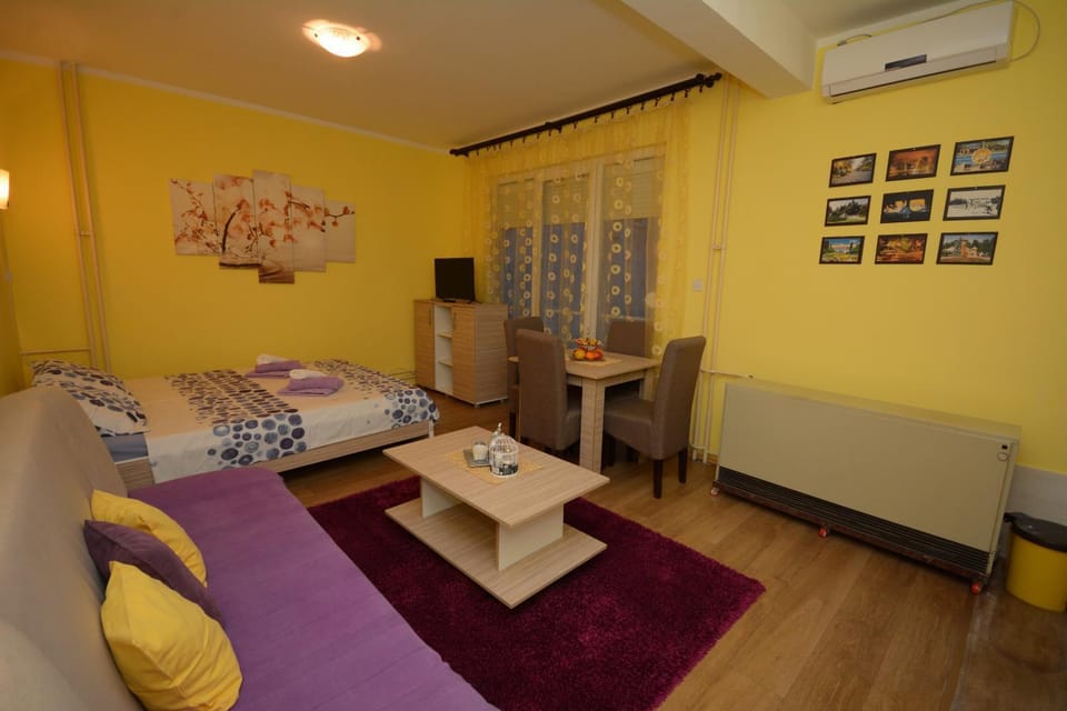 Bed, Living room, Photo of the whole room, Seating area