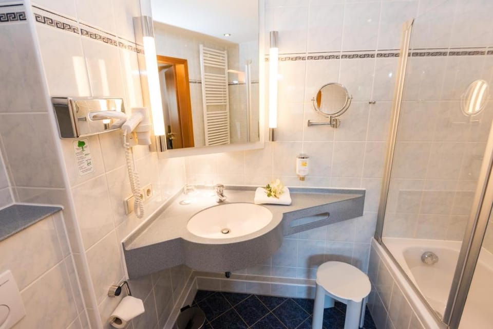 Shower, Toilet