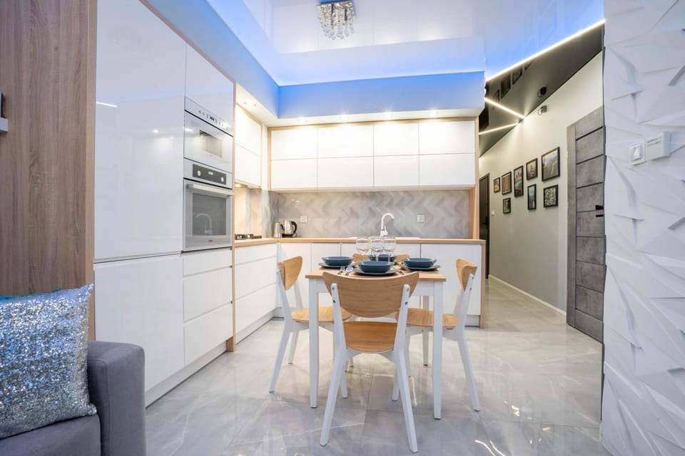 Kitchen or kitchenette, Living room, Seating area, Dining area