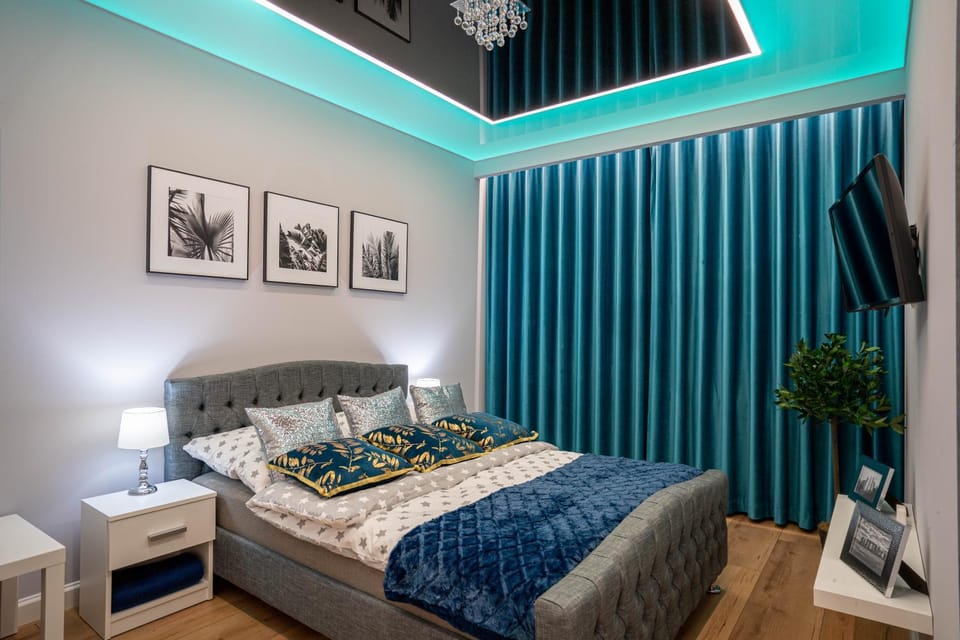 Bed, TV and multimedia, Photo of the whole room, Bedroom