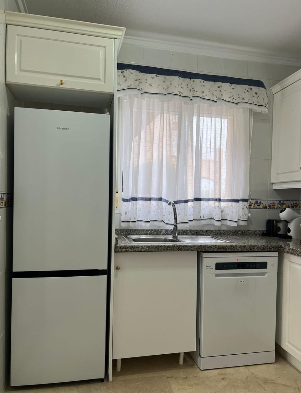 Kitchen or kitchenette, dishwasher