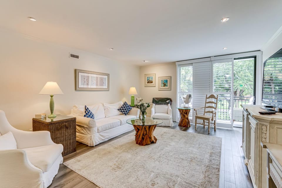 Walk to Pier & Golf: Heart of Harbour Town Condo House in Hilton Head Island