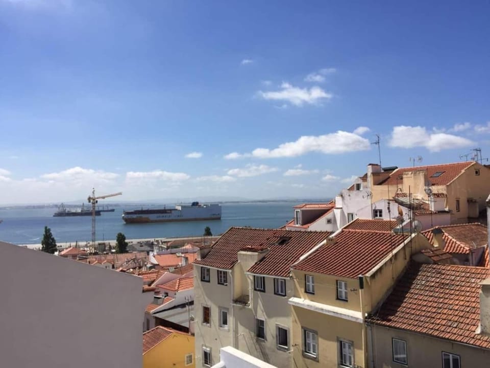 Alfama Delight Panoramic River and Historic City Views 3 Bedrooms and 2 Bathrooms AC 18th Century Building Apartment in Lisbon