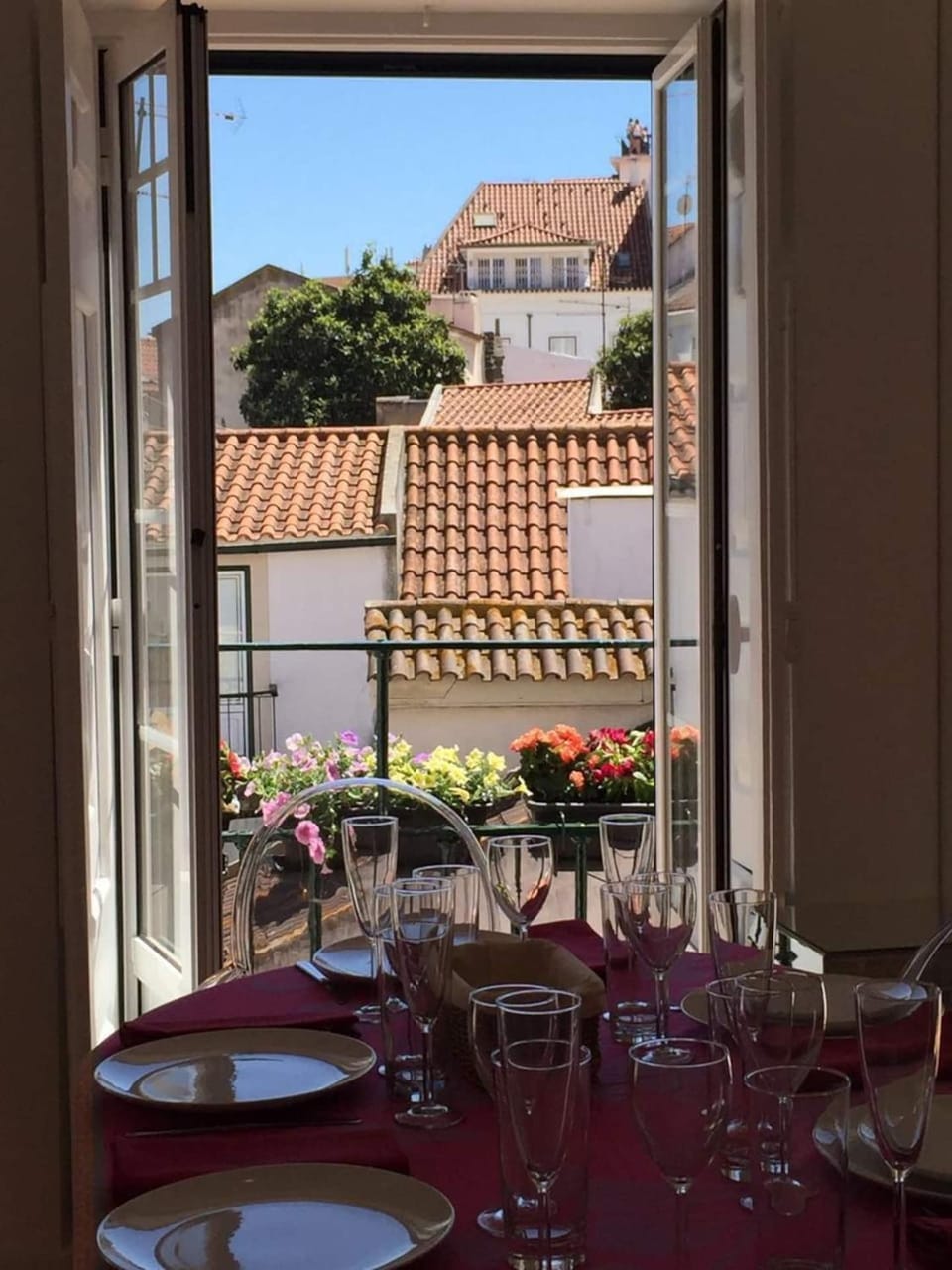 Alfama Delight Panoramic River and Historic City Views 3 Bedrooms and 2 Bathrooms AC 18th Century Building Apartment in Lisbon