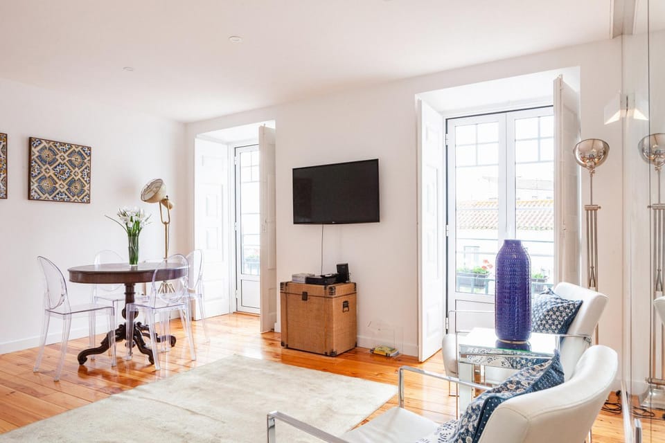 Alfama Delight Panoramic River and Historic City Views 3 Bedrooms and 2 Bathrooms AC 18th Century Building Apartment in Lisbon