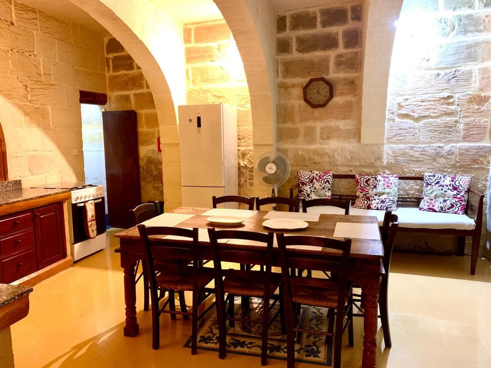Toilet, Restaurant/places to eat, Dining area