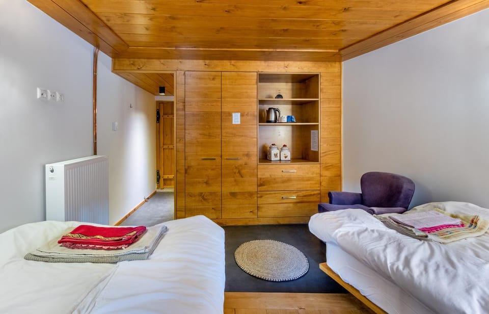 Photo of the whole room, Bedroom, wardrobe