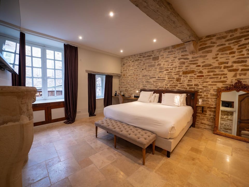 Bed, Seating area, Bedroom