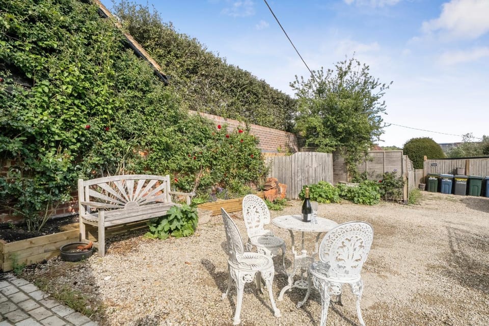 Bramble Bank 'CartShed'-1 Bed Cottage-Sleeps 2 House in Wycombe District