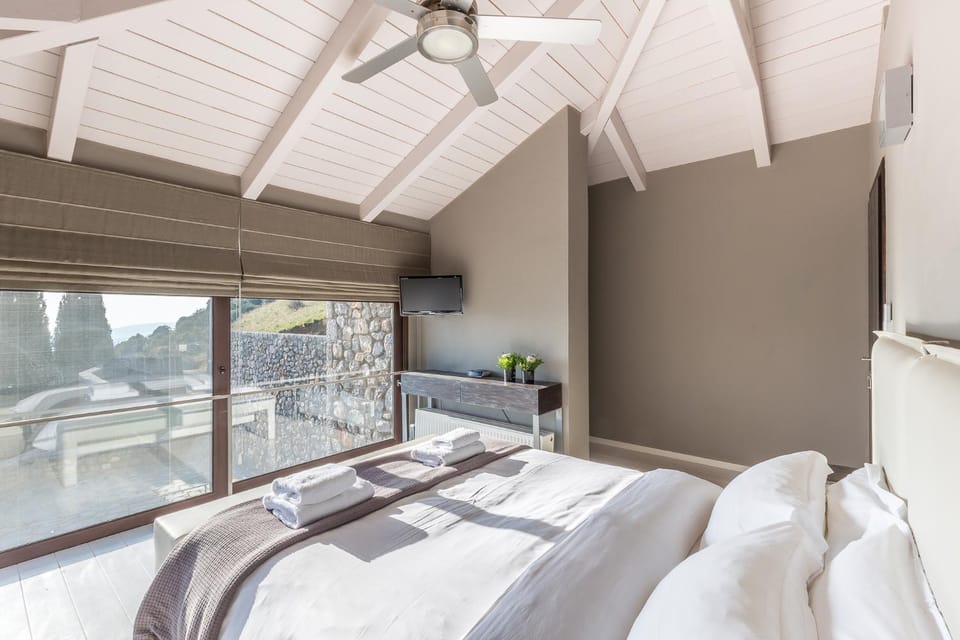 Bed, TV and multimedia, View (from property/room), Bedroom