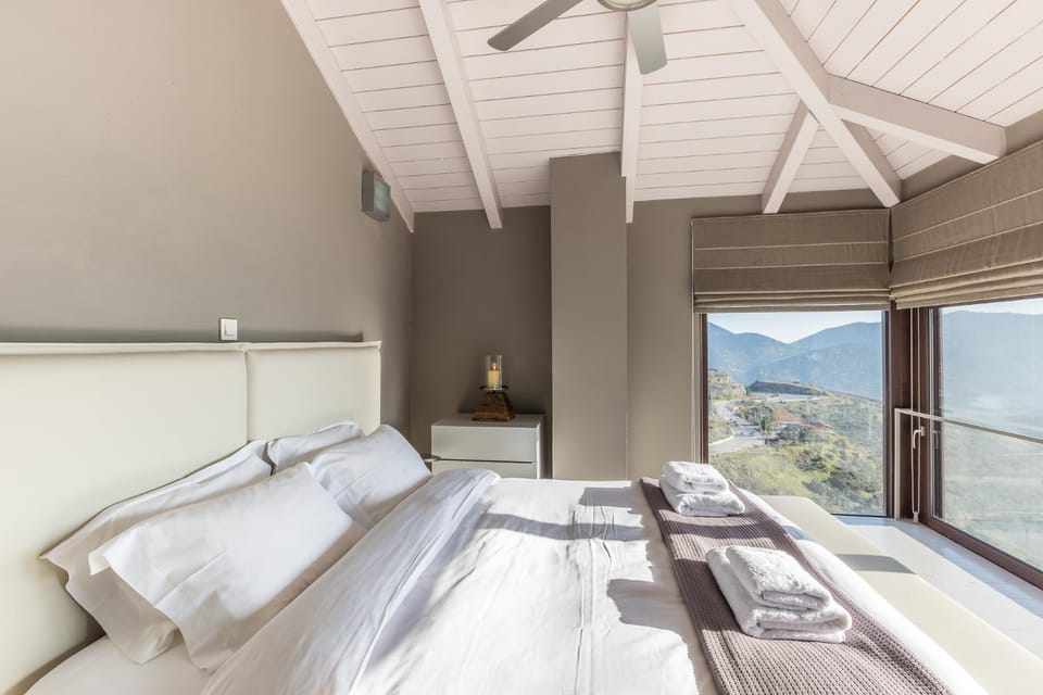 Bedroom, Mountain view