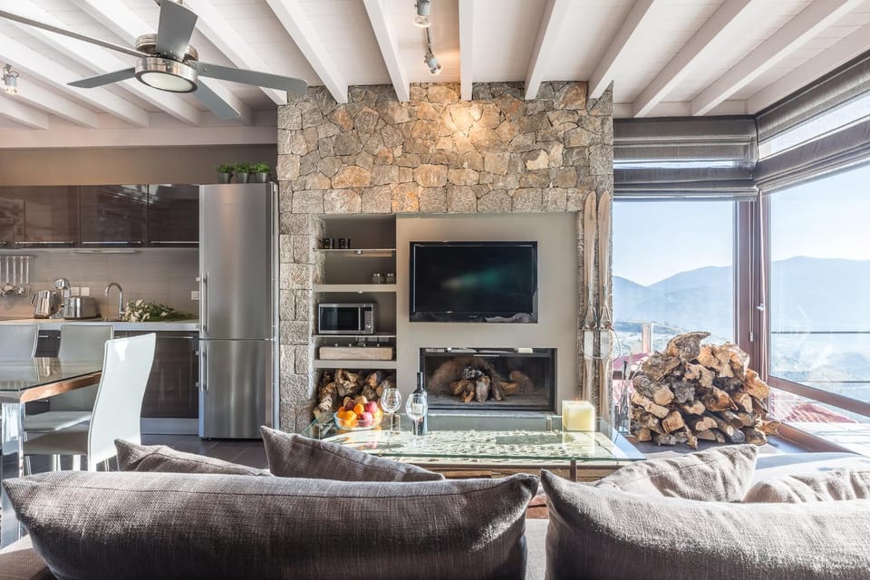 Living room, Mountain view, fireplace