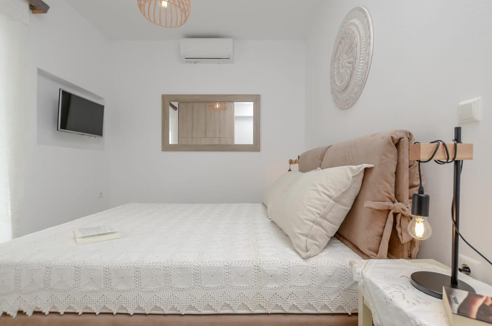 Bed, TV and multimedia, Photo of the whole room, Bedroom, air conditioner