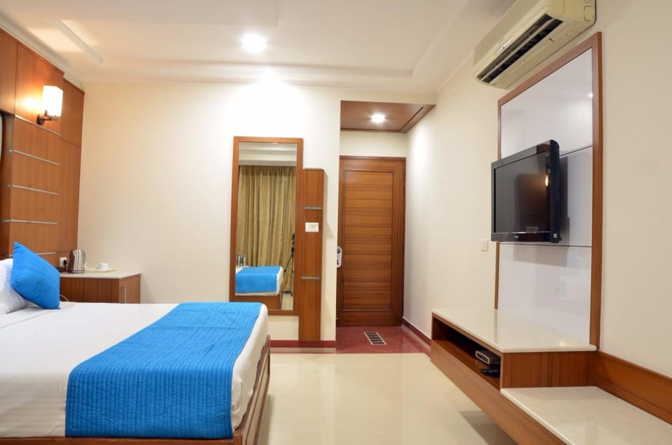 TV and multimedia, Photo of the whole room, Bedroom