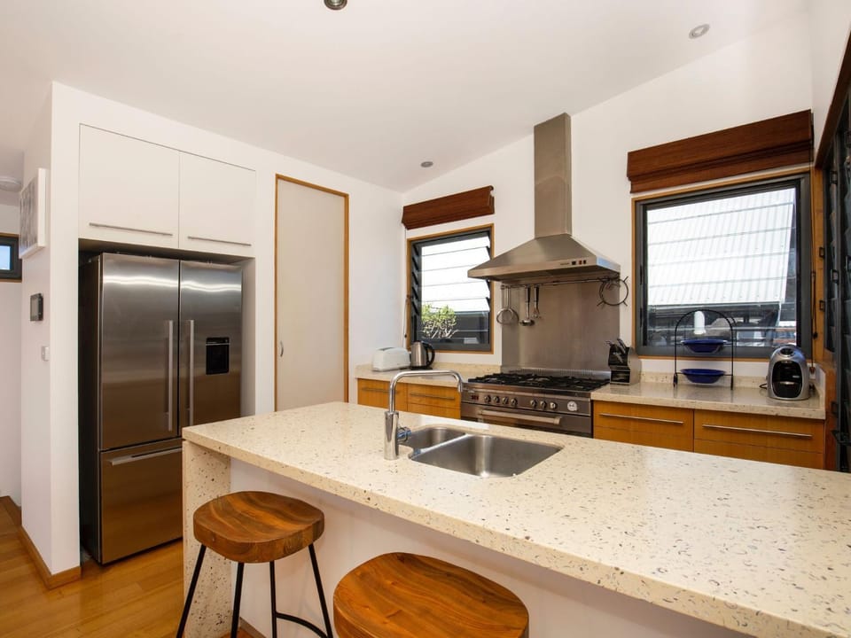 Illaroo Absolute Beachfront with Spa House in Culburra Beach