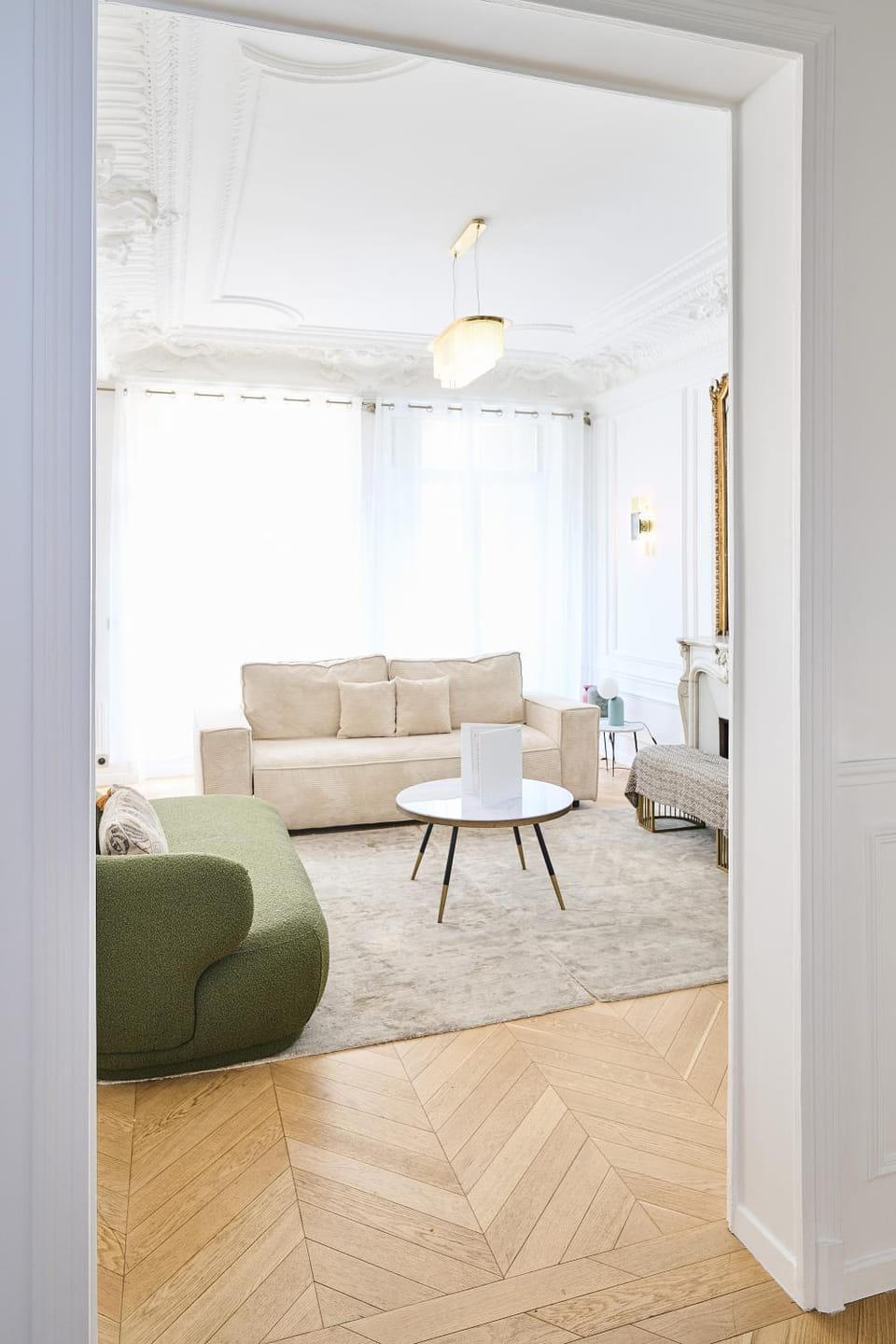 Champs Elysées!Montaigne, New Luxurious 6pers flat Apartment in Paris