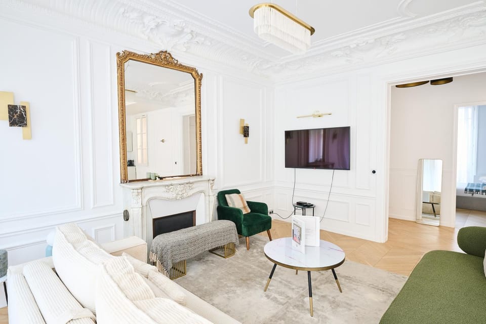 Champs Elysées!Montaigne, New Luxurious 6pers flat Apartment in Paris