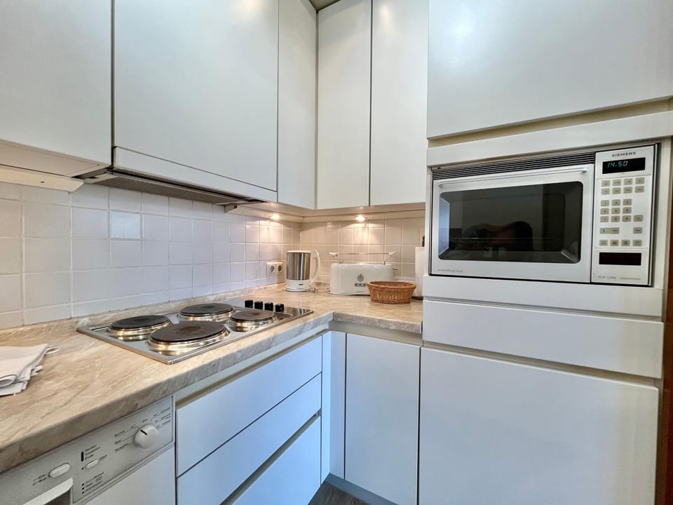 Kitchen or kitchenette, dishwasher, stove