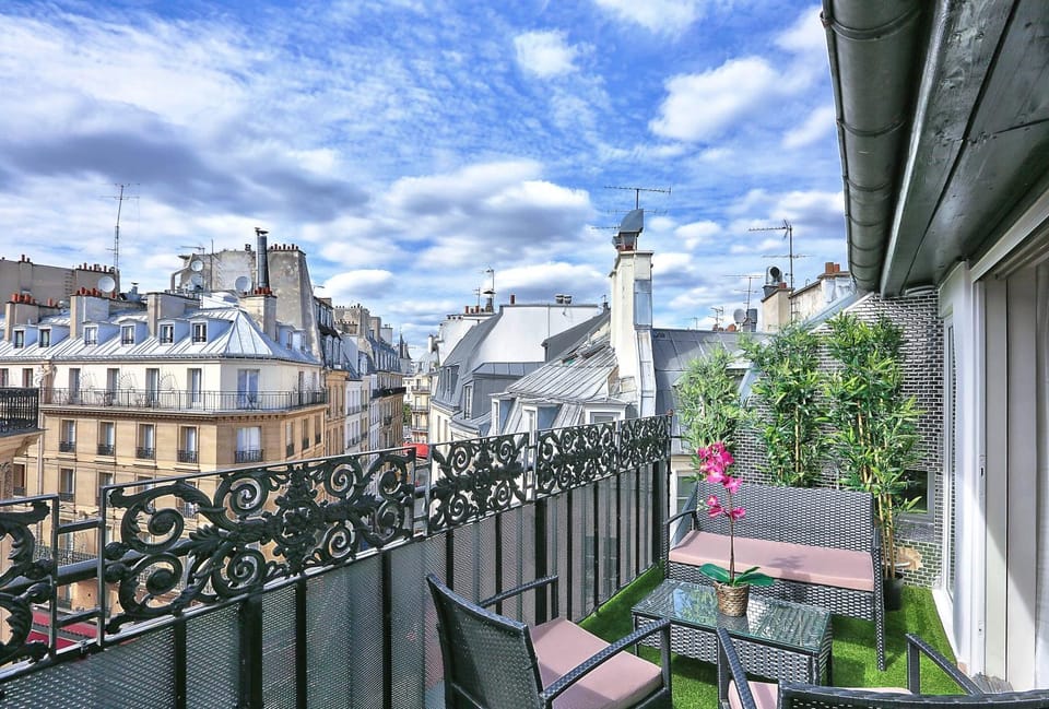 Property building, View (from property/room), Balcony/Terrace, City view