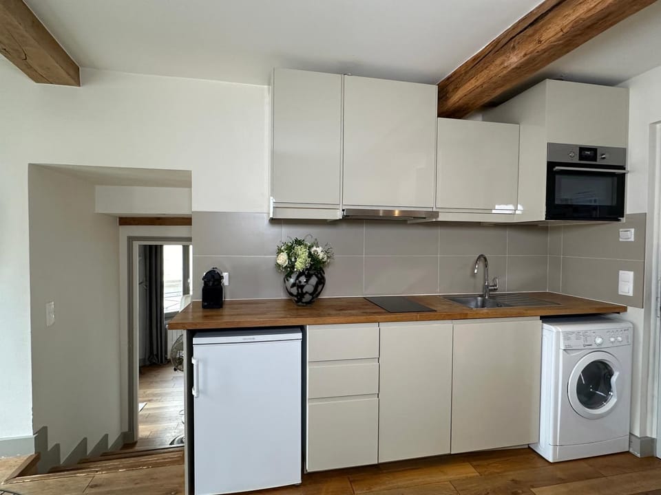 Coffee/tea facilities, Kitchen or kitchenette, dishwasher, microwave, stove, toaster, washing machine, kitchen