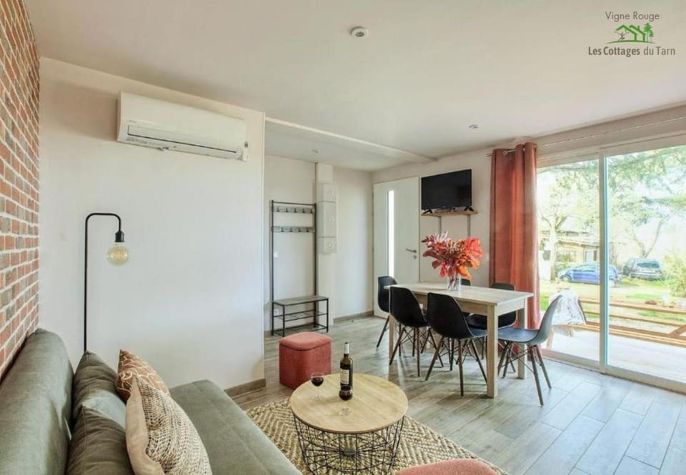 Communal lounge/ TV room, TV and multimedia, Kitchen or kitchenette, Living room, Seating area, Dining area, Evening entertainment, pet friendly, air conditioner