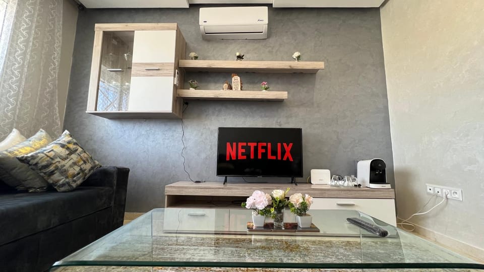 Communal lounge/ TV room, TV and multimedia, Living room, Seating area, air conditioner