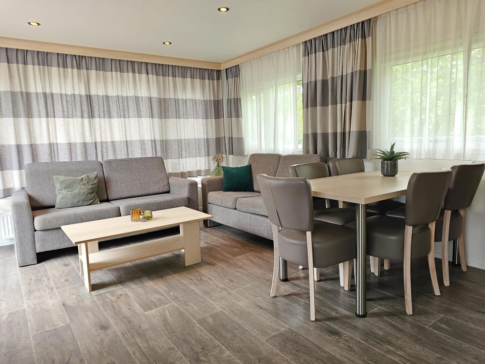 Seating area, Dining area