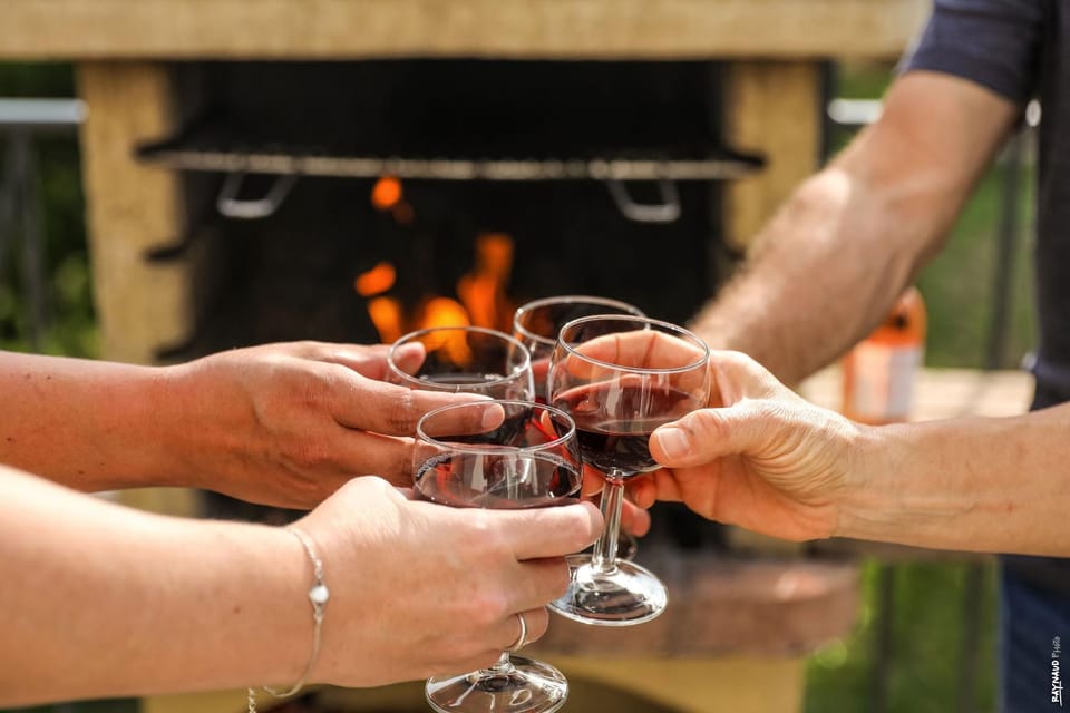 People, BBQ facilities, Food and drinks, Drinks, group of guests, pet friendly