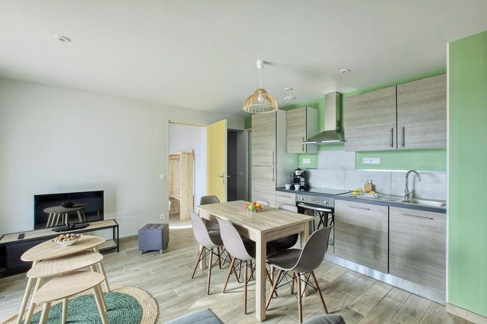 Kitchen or kitchenette, Living room, Seating area, Dining area, dishwasher, oven, pet friendly, stove