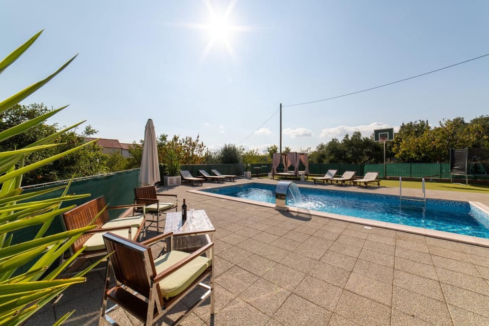 Property building, Garden, Balcony/Terrace, Swimming pool