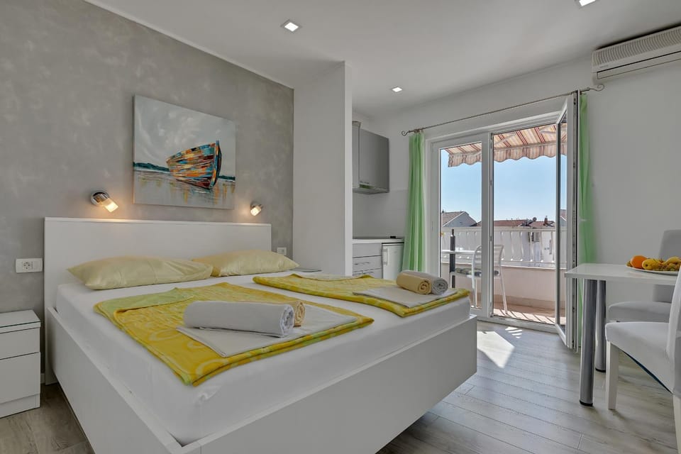 Bed, Kitchen or kitchenette, Seating area, Bedroom, air conditioner