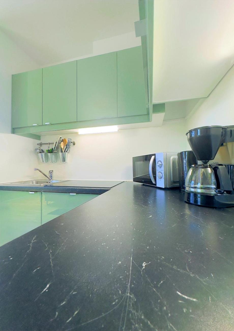 Coffee/tea facilities, Kitchen or kitchenette, stove, toaster