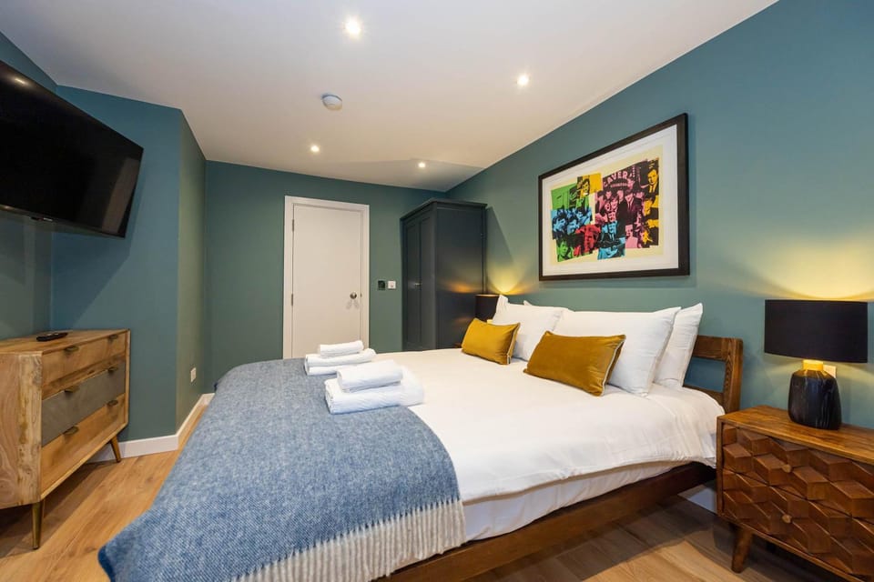 Bed, TV and multimedia, Bedroom