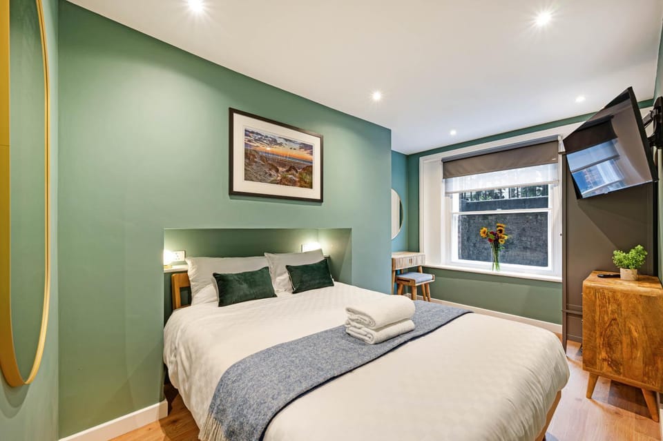 Bed, TV and multimedia, Bedroom