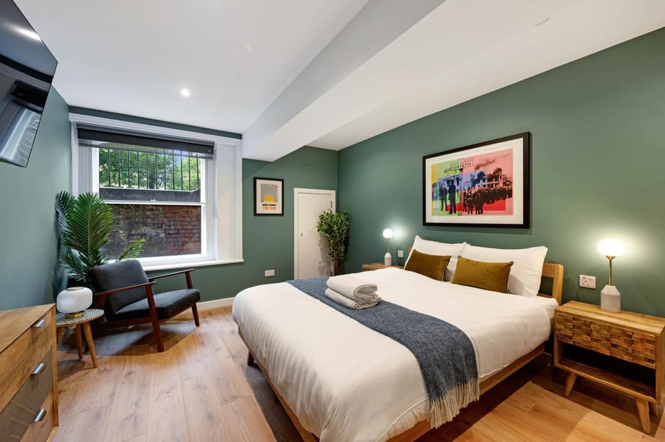 Bed, TV and multimedia, Bedroom