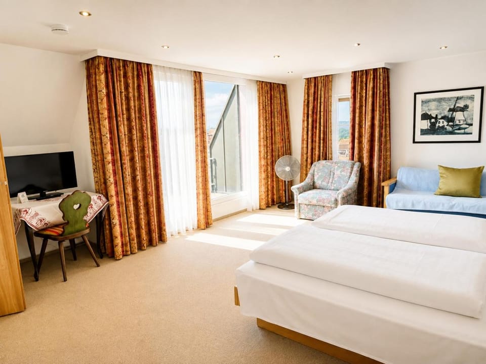 Bed, Photo of the whole room, Seating area, Evening entertainment