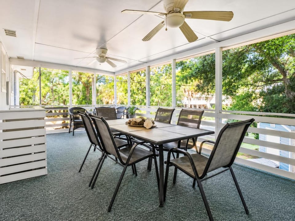 1010 E Ashley - Two Kitchens - Steps to Beach House in Folly Beach