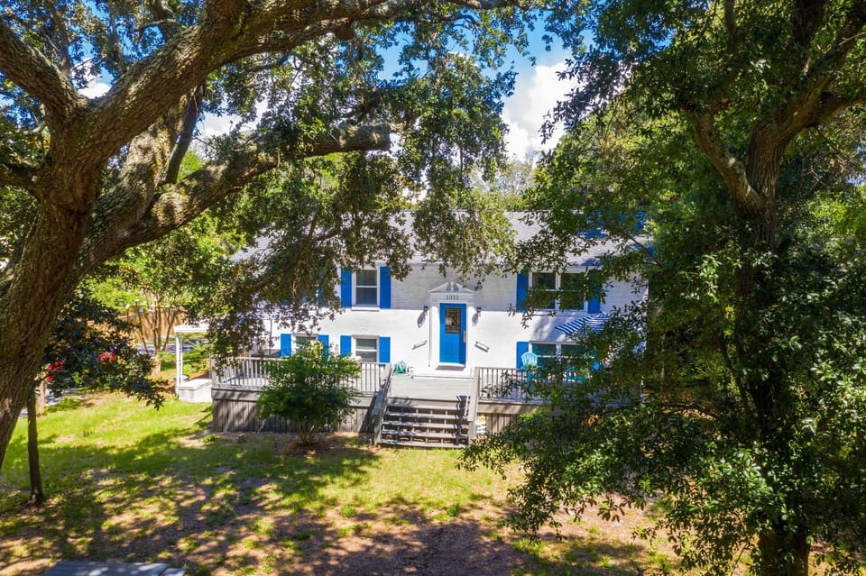1010 E Ashley - Two Kitchens - Steps to Beach House in Folly Beach